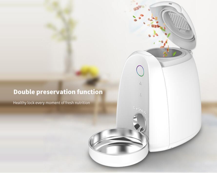 SmartPaws 2L Automatic Pet Feeder showing smartphone app connectivity