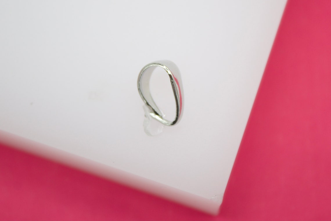 Close-up of the luxurious finish of 18K Gold Filled Thick Bail