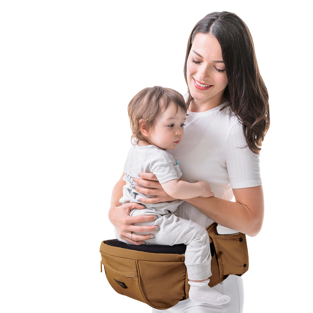 Lifestyle image of parents using SUNVENO Baby Hipseat Carrier outdoors