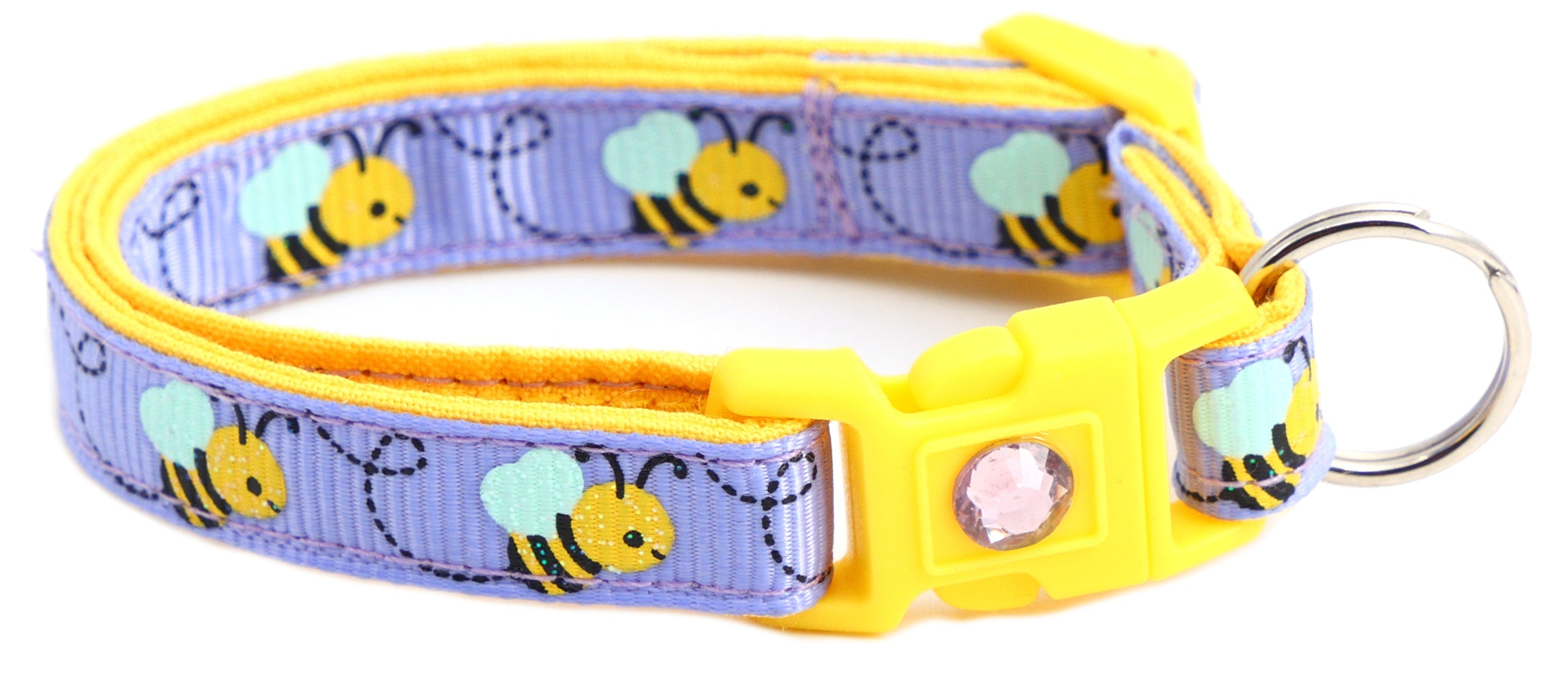 Close-up of the breakaway clip on Handmade Honey Bees Cat Collar