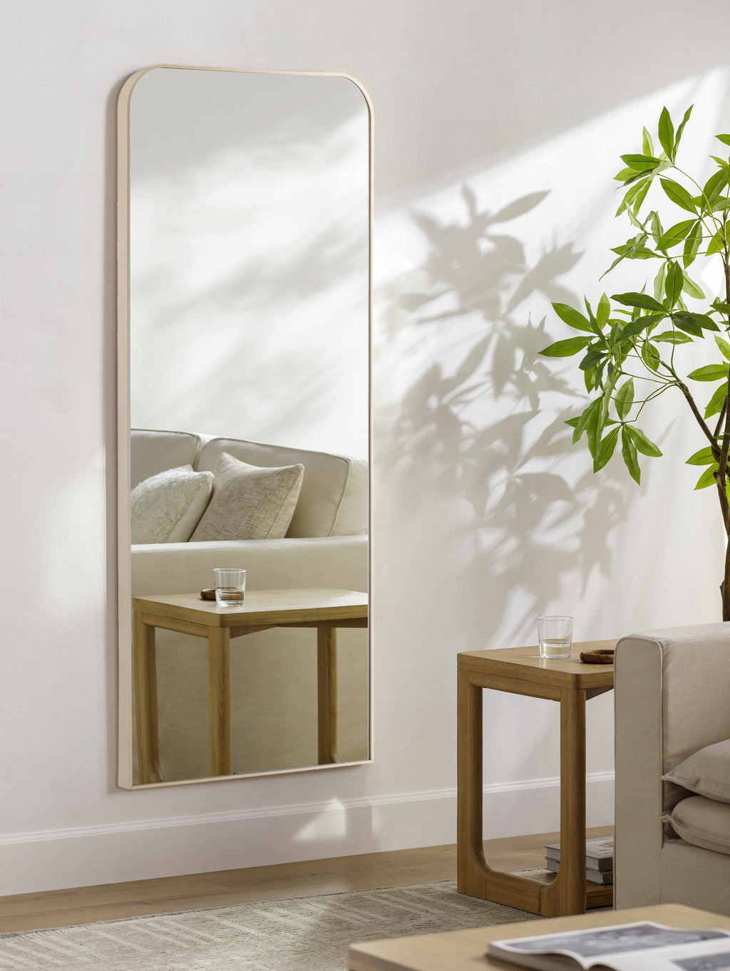 Side angle showcasing the aluminum frame of Lavezzola Mirror