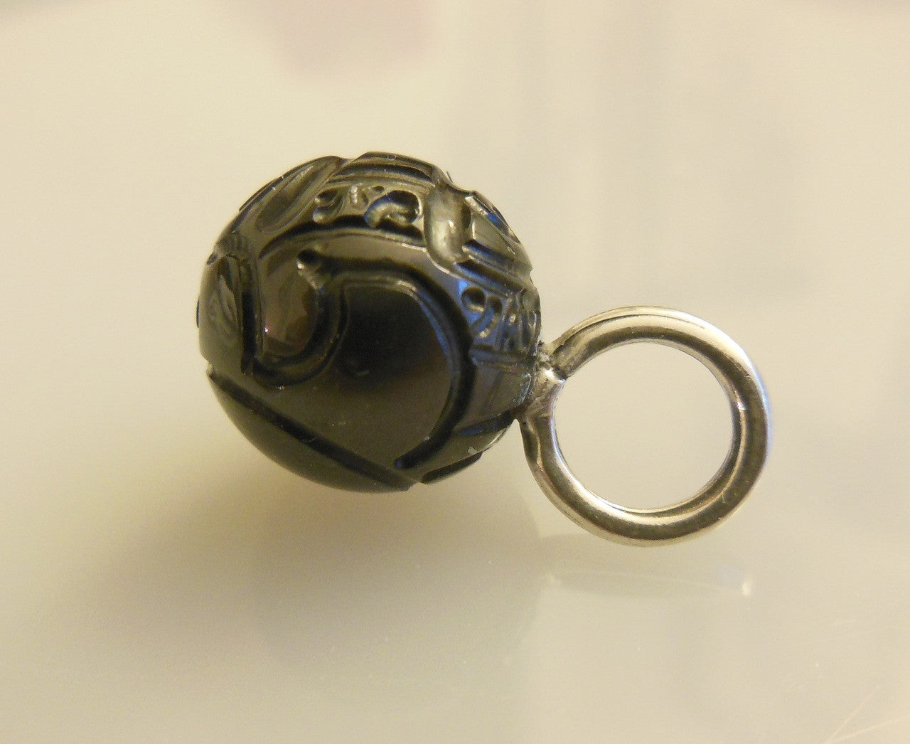 Carved Tahitian pearl pendant--02