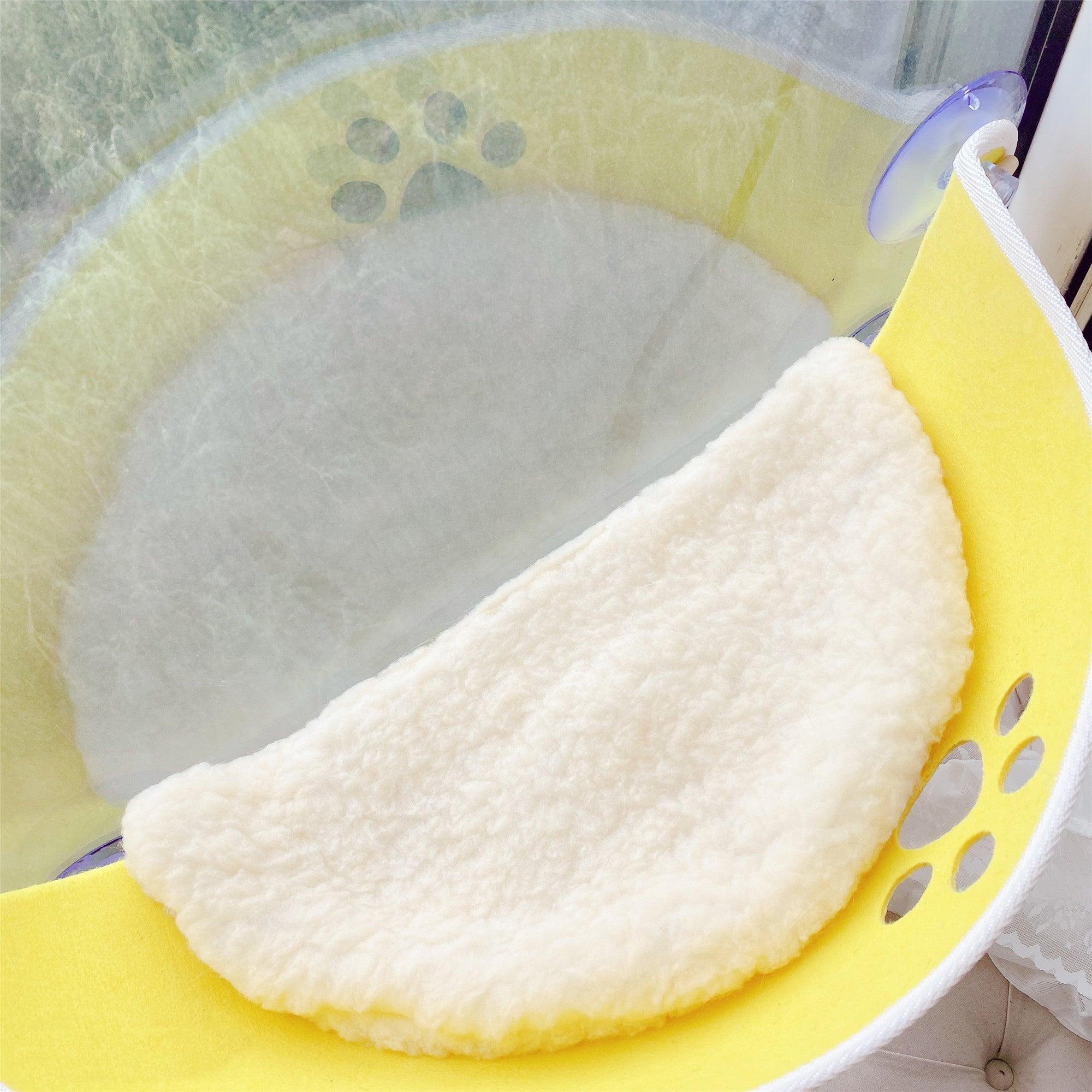 Innovative crescent design cat litter box with suction cups