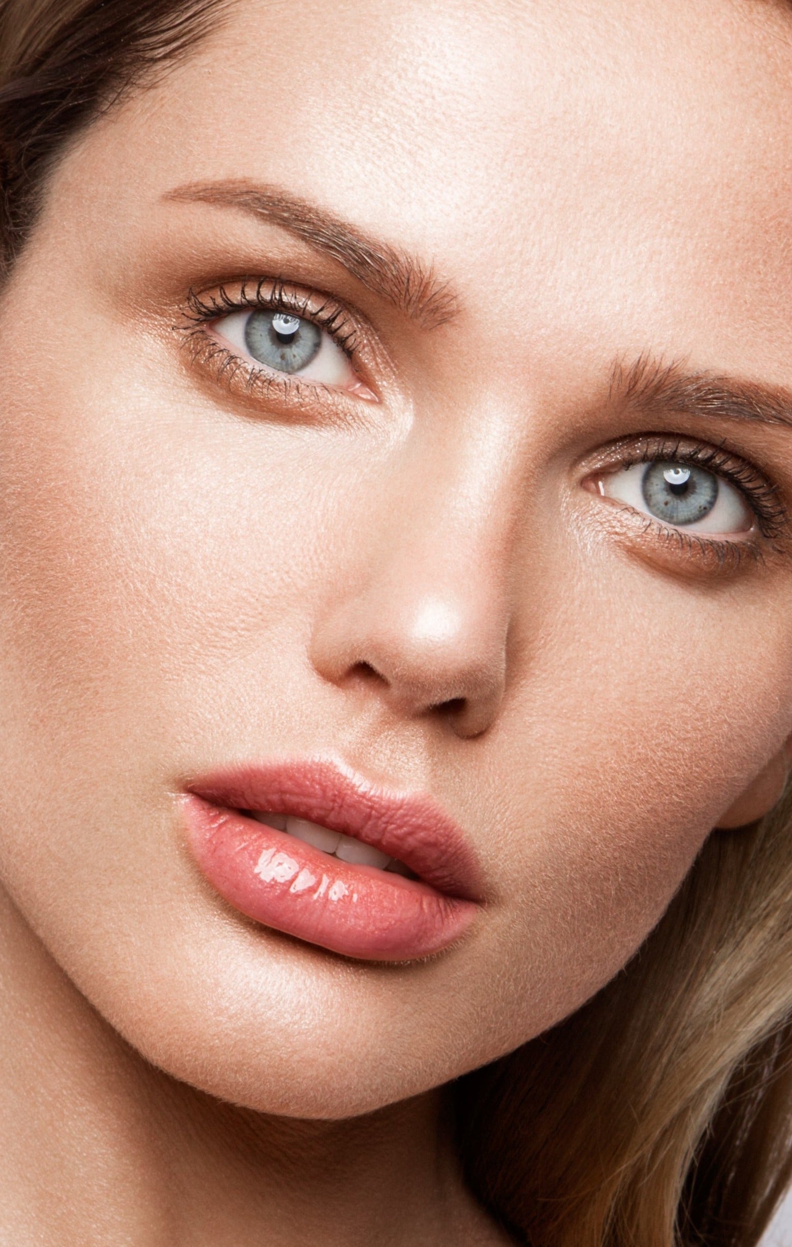 Side view of Nilon Beaute HD Liquid Foundation bottle