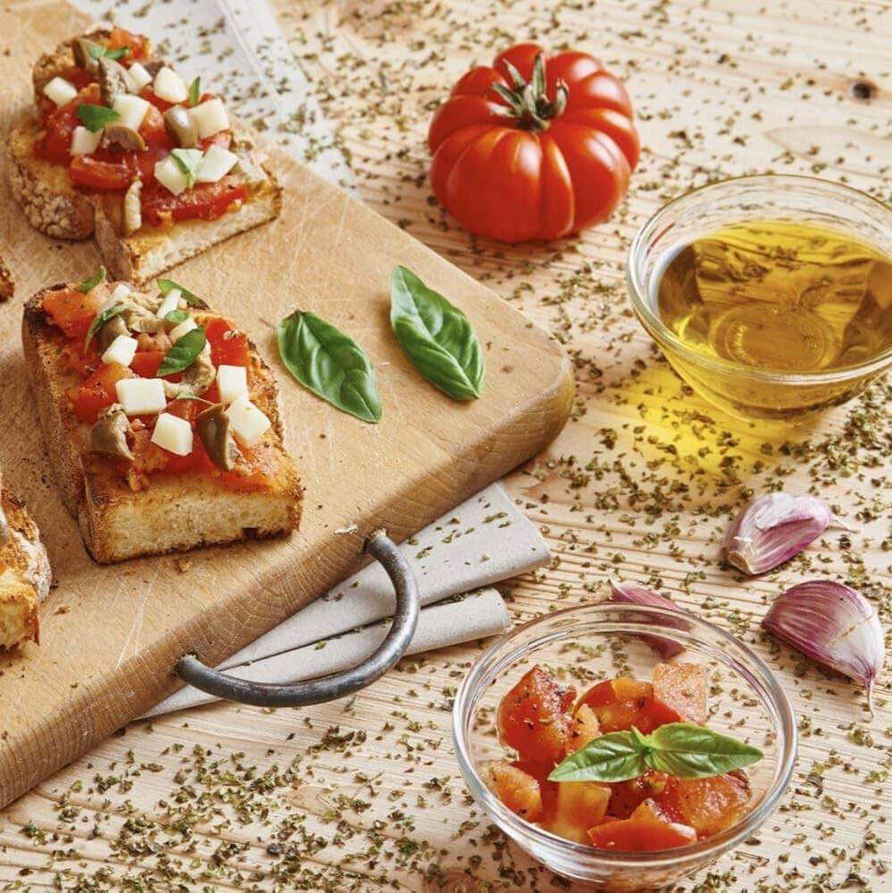 Gustus Vitae Garlic Lovers Collection - Front view of spice tins