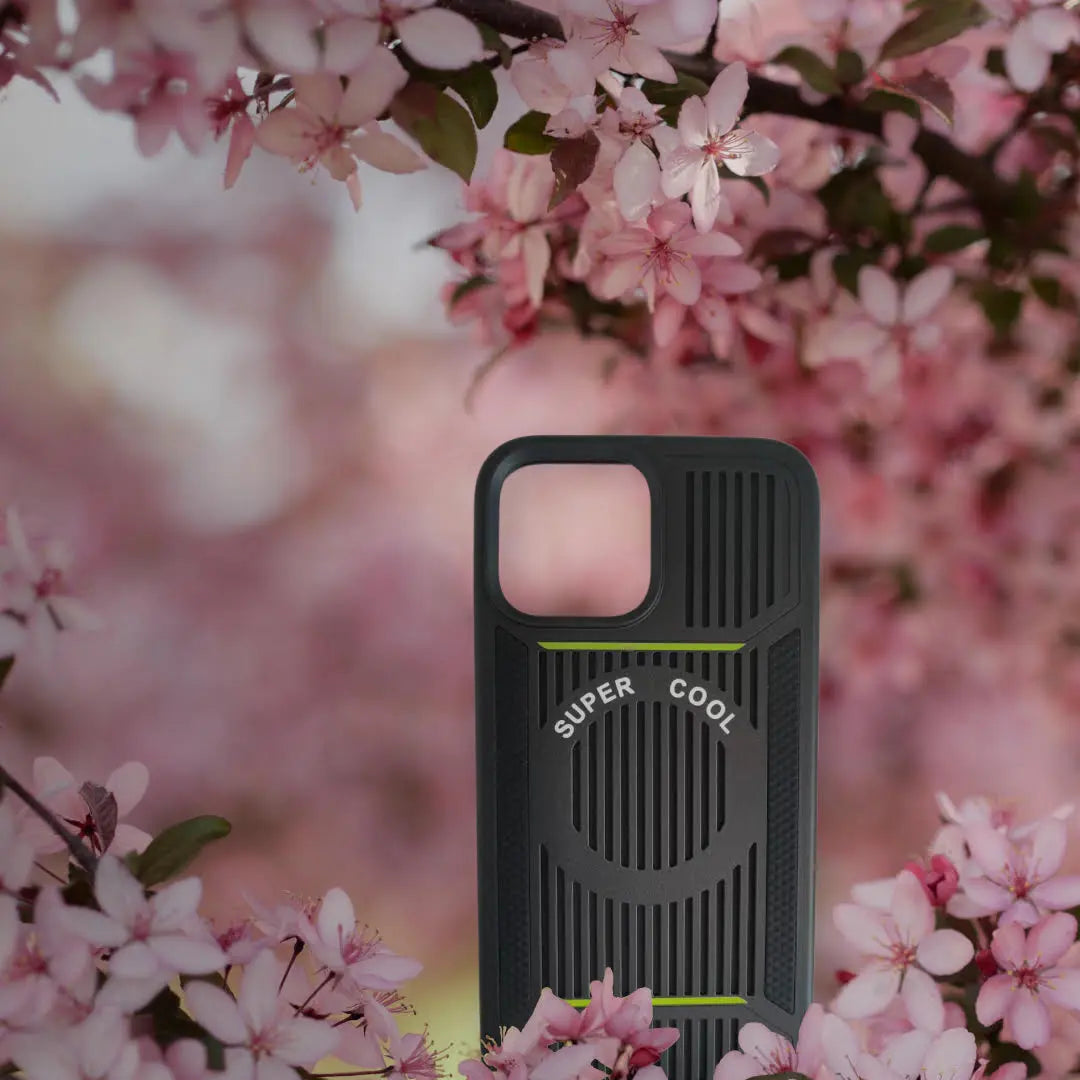 Anacotte Coldzero Pro Bionic Cooling Case demonstrating MagSafe compatibility